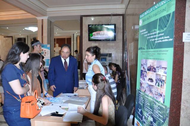 Rektor BDU-ya qəbul olmuş tələbələrin sənəd qəbulu prosesi ilə tanış olub