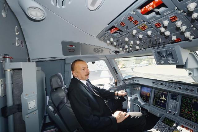 Prezident  “Buta Airways” aviaşirkətinin təyyarəsi ilə tanış oldu - FOTOLAR 