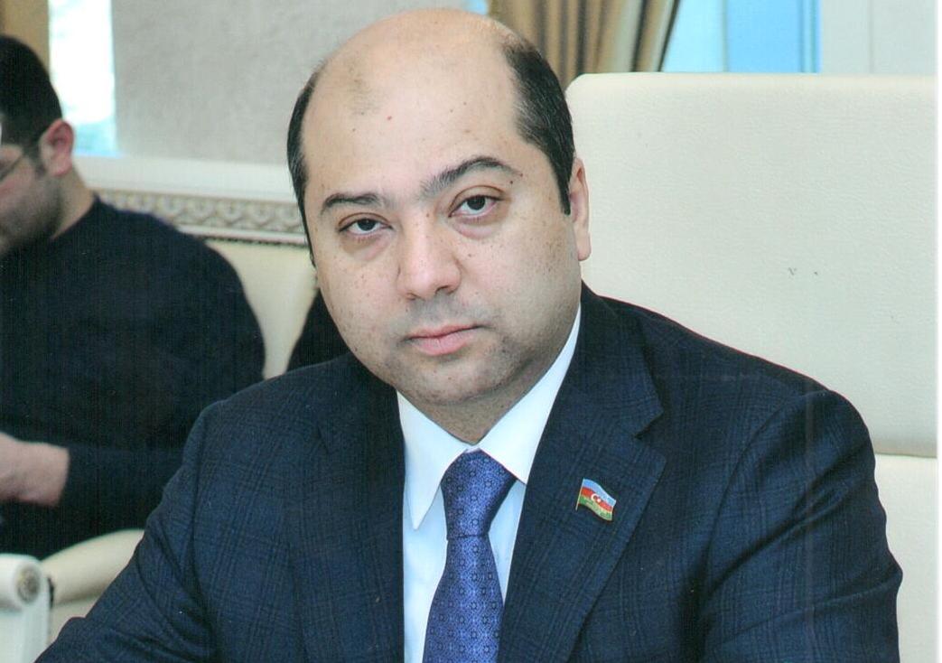 Deputat: “Hazırda yanğın zamanı təxliyə olunmuş insanların yanındayıq”