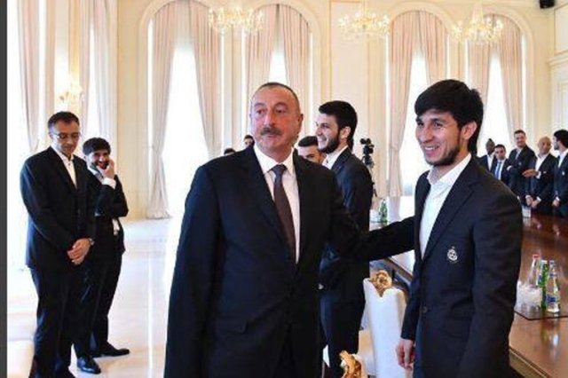 Prezident Əfranla zarafatlaşdı: “Topu arxada çox saxlama”