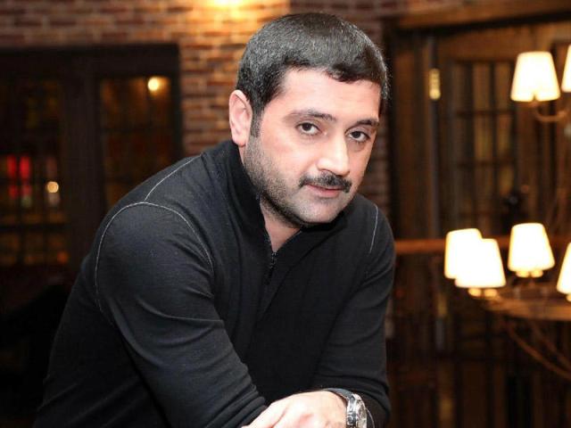 İzzət Bağırov şadlıq evində mübahisə etdi, dava düşdü, 2 nəfər ağır yaralandı