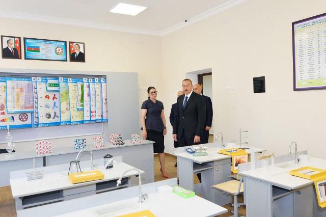 Prezident 62 saylı məktəb-liseydə yaradılan şəraitlə tanış olub
