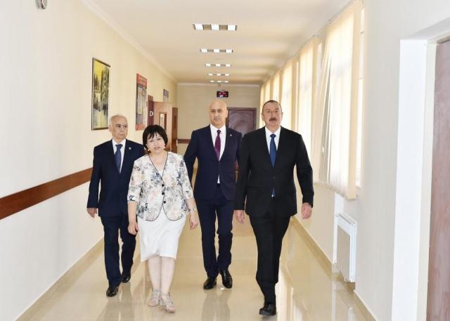 İlham Əliyev 10 saylı orta məktəbdə