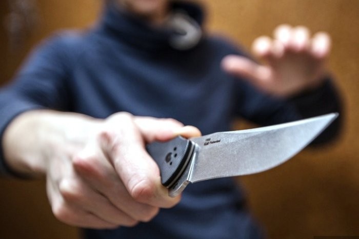 Bakıda qadın ağzından, kişi qulağından bıçaqlanıb