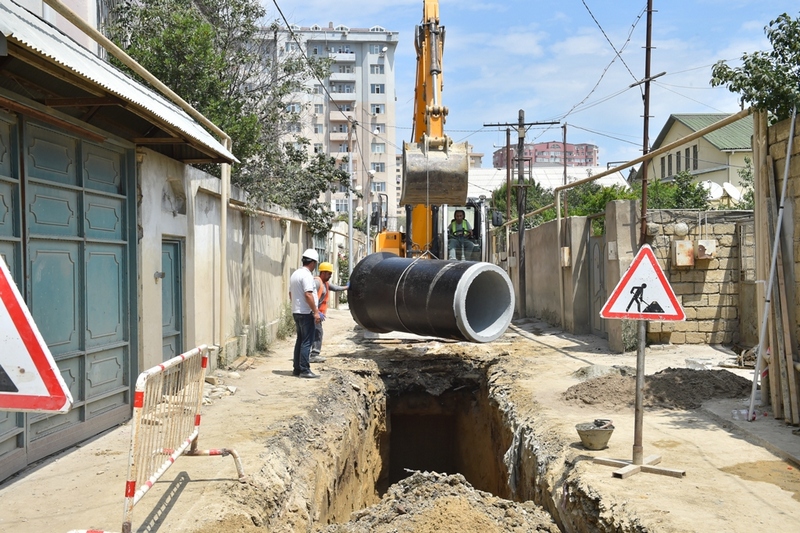 “Azərsu” yollarda kanalizasiya kollektoru tikir