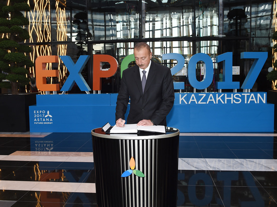 İlham Əliyev “EXPO 2017 Astana” sərgisində Azərbaycanın və Qazaxıstan pavilyonları ilə tanış olub