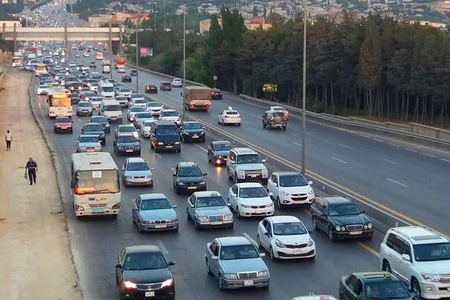 Bakının tıxacı: “Bir məktəbli üçün 2-3 avtomobil gedir”