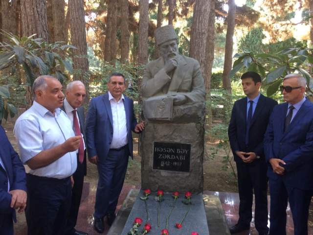 Jurnalistika fakültəsinin kollektivi Heydər Əliyevin və Zərdabinin məzarlarını ziyarət etdi