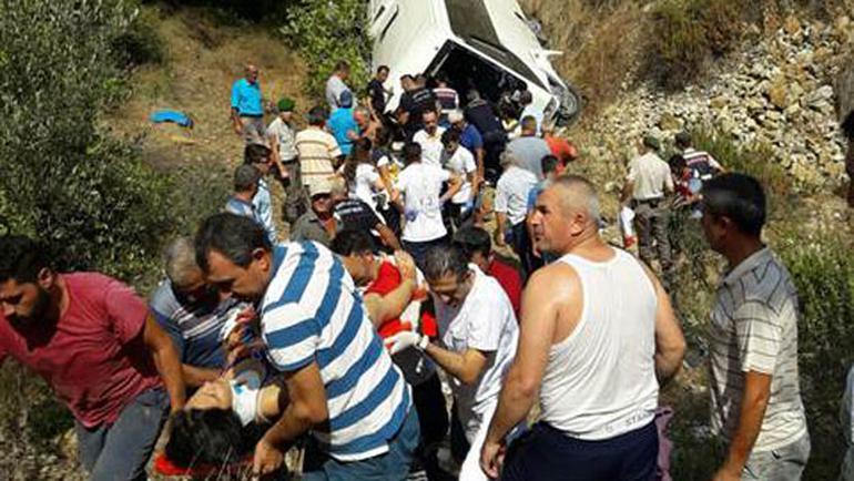 Türkiyədə turistləri daşıyan avtobus dərədən aşdı: 2 ölü, 29 yaralı - FOTO