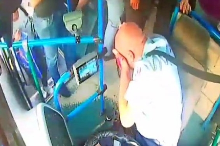 Paytaxtda avtobus sürücüsü döyüldü - VİDEO