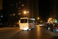 Yevlaxda təmizlik işçilərini daşıyan avtobus aşdı