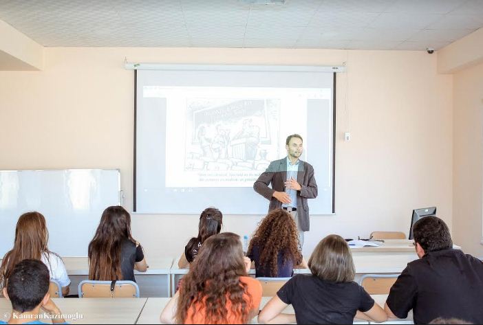 Qərb Universitetində çex mütəxəssis mühazirə deyir