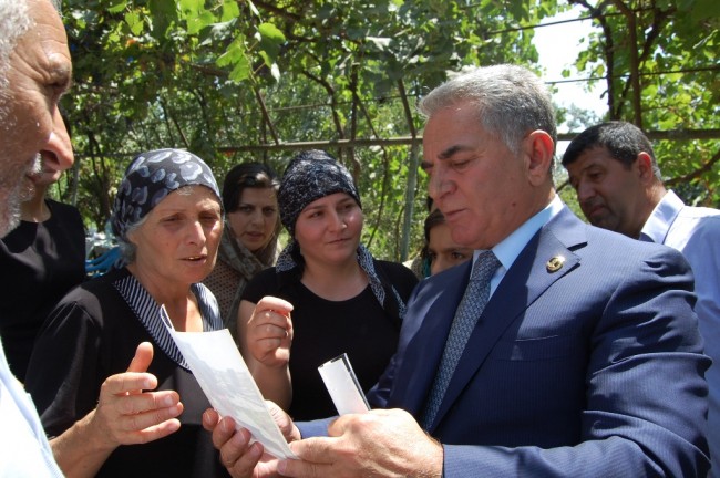 İcra başçısının fəhlə kimi işlətdiyi tibb işçiləri... - Qəzaya düşən 22 nəfərdən birinin vəziyyəti ağırlaşdı