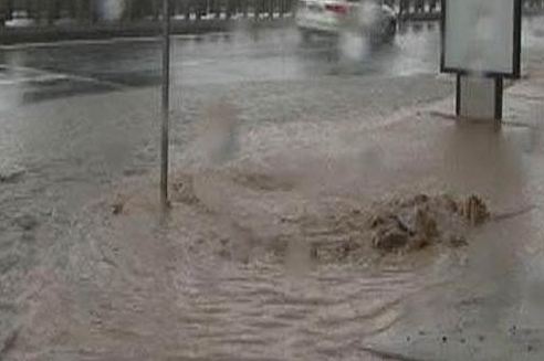 İstanbulda güclü leysan həyatı iflic edib