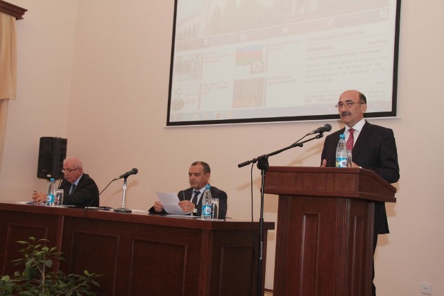 Əbülfəs Qarayev kitabxanaçıları bir araya topladı