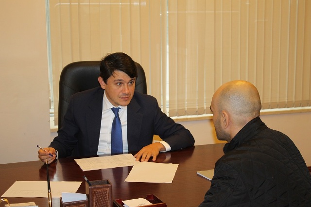 Fuad Muradov parlamentdə seçiciləri qəbul edib