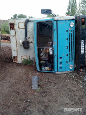 Kərpic daşıyan “Kamaz” su çəkilişi üçün qazılan quyuya düşdü