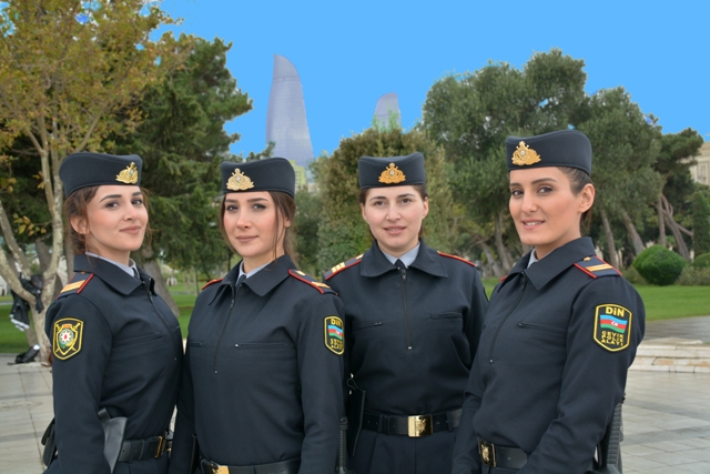 Bulvarda qadın polislər xidmətə başladılar - FOTOLAR