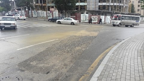 Bakıda yol çökdü, nəqliyyatın hərəkəti iflic oldu - RƏSMİ