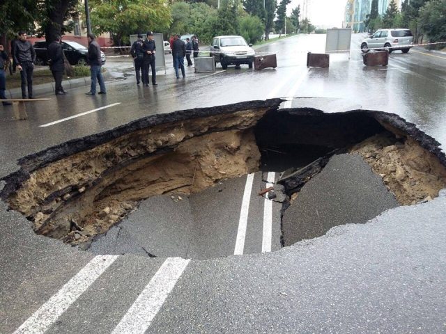 Bakıda daha bir yol çökdü - \
