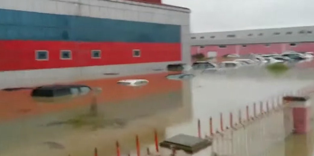 Maşınlar suyun altında qaldı - Masazırda - VİDEO