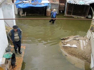 Bakıda 3 rayonda subasma olub - FHN-in 70 əməkdaşı işə cəlb edildi  