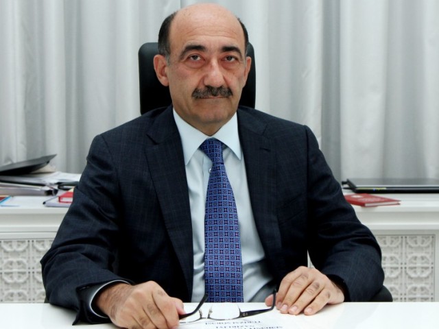 Əbülfəs Qarayev müəllimləri təbrik etdi