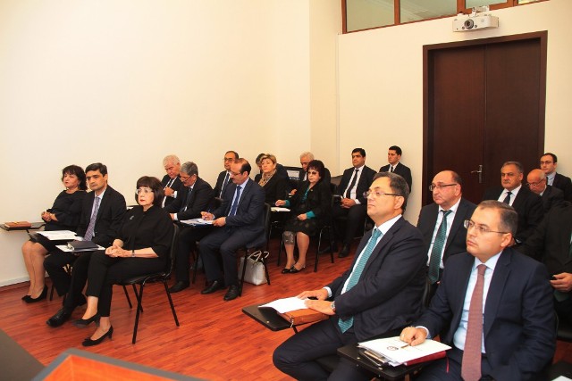 Əbülfəz Qarayev Nazirlikdə iclas keçirdi