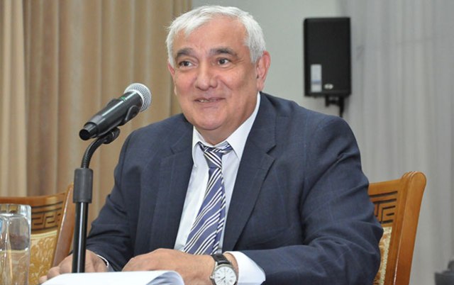Rektor aparıcıları ittiham etdi: “Axırıncı oxuduqları kitab “Əlifba”dır”