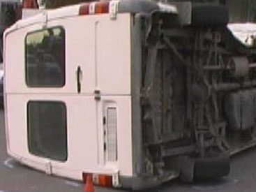Sərnişin avtobusu ilə minik avtomobili toqquşdu: 2 yaralı 