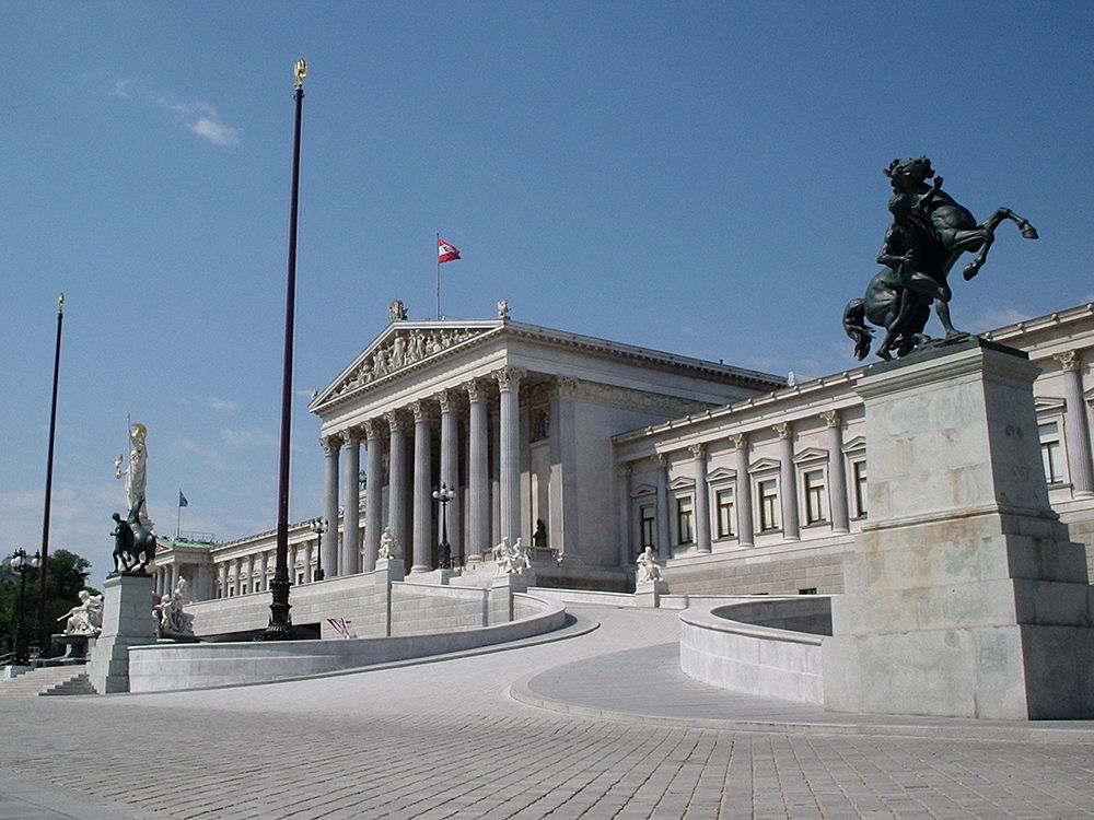 Avstriyada parlament seçkilərinin ilkin nəticələri açıqlandı
