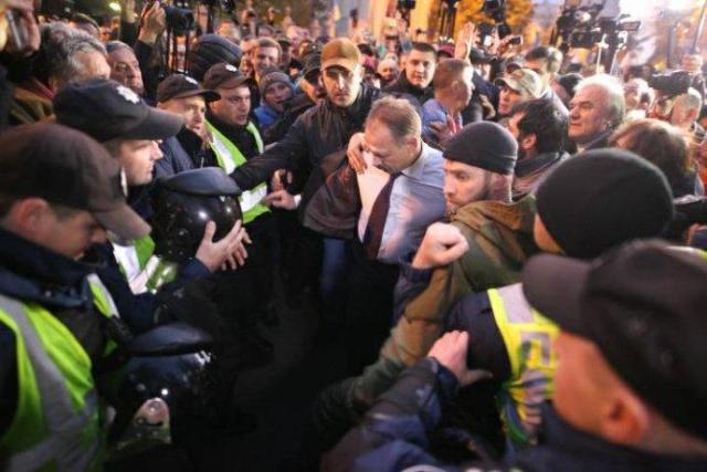 Saakaşvilinin tərəfdarları deputatı döyüb, üzünə tüpürdülər - VİDEO 