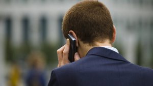 Yolu keçərkən mobil telefondan istifadə edənlər cərimələnəcək