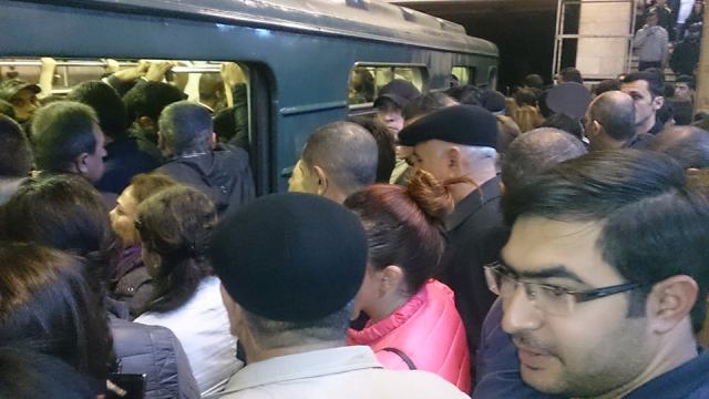 Bakı metrosunda basabas yarandı - FOTOLAR - YENİLƏNİB   