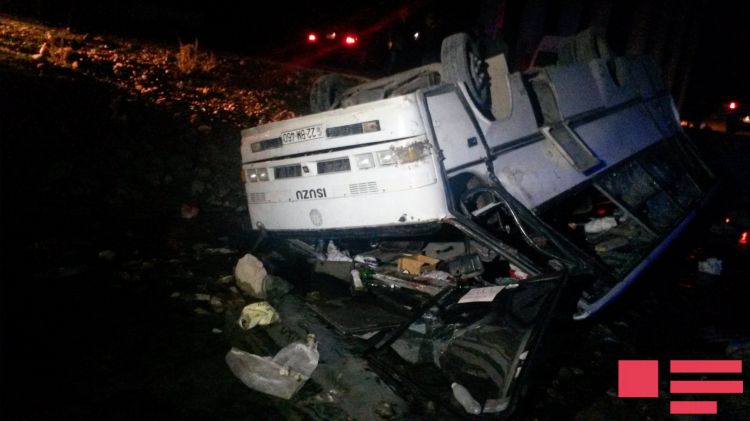 Goranboyda pambıqçıları daşıyan avtobus çaya aşıb, 20-dək şəxs xəsarət alıb - YENİLƏNİB