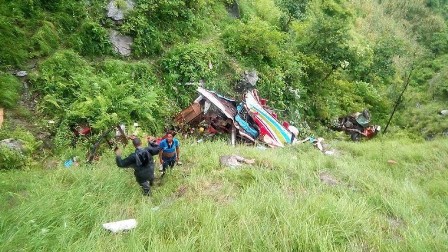 Sərnişin avtobusu aşdı, 14 nəfər öldü 