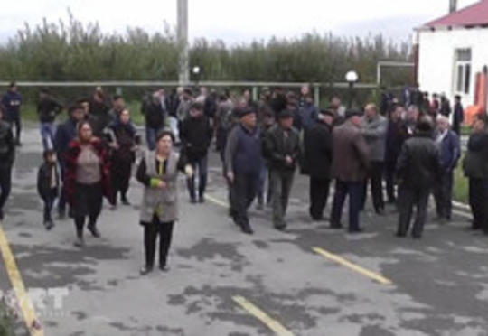 12 yaşlı şagirdə seksual hərəkətlər edən direktora qarşı aksiya - Video
