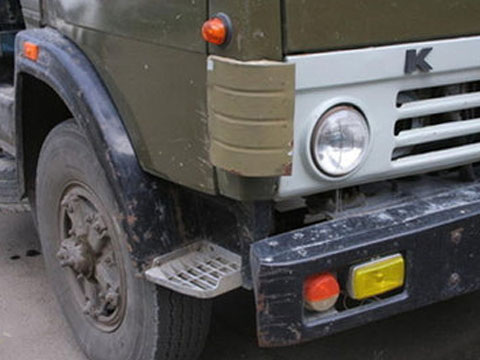 QƏZA: “KamAZ”dakı daşlar “Mercedes”in üstünə töküldü, ölən var