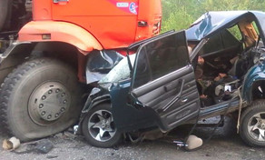 "KaMAZ" minik maşını ilə toqquşdu: 2 yaralı