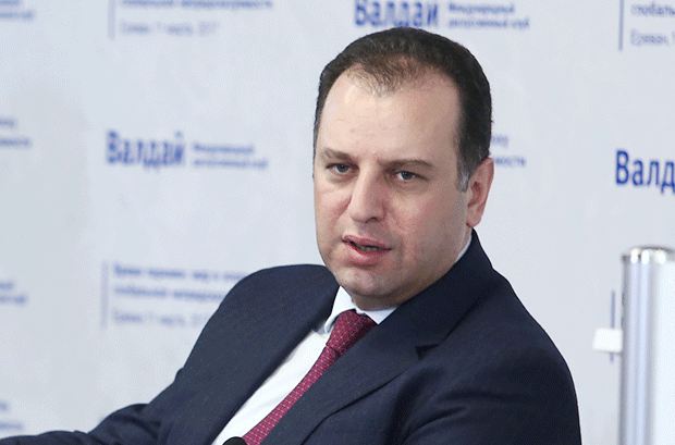 Hamını əsgər aparan m&uuml;dafiə naziri &ouml;z&uuml; necə m&ouml;hlət alıb? 