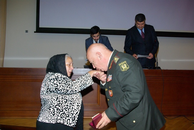 Ermənilər azərbaycanlı generalın fotosunu paylaşdı: &ldquo;Bizdə belə deyil &rdquo;