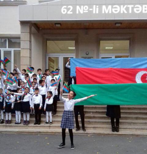 Məktəblilər m&ouml;htəşəm Bayraq G&uuml;n&uuml; qeyd etdilər - FOTOLAR &nbsp;