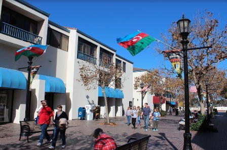 ABŞ-ın Monterey şəhərinin mərkəzi Azərbaycan bayraqları ilə bəzədildi - FOTOLAR