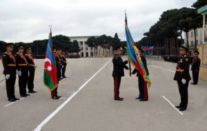Müdafiə Nazirliyinin təhsil müəssisələrinə döyüş bayraqları təqdim olunub