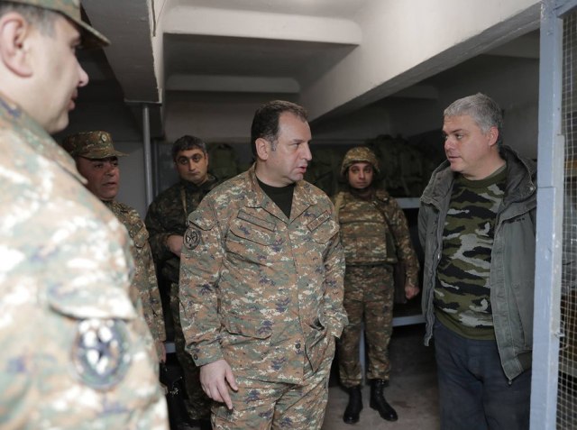 Ermənistanın müdafiə naziri Azərbaycanla sərhəddə - FOTOLAR