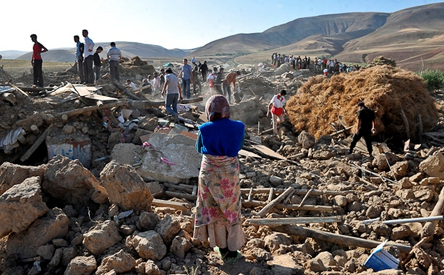 İranda zəlzələdə ölənlərin sayı 328-ə çatıb, 2500 yaralı var - YENİLƏNİB