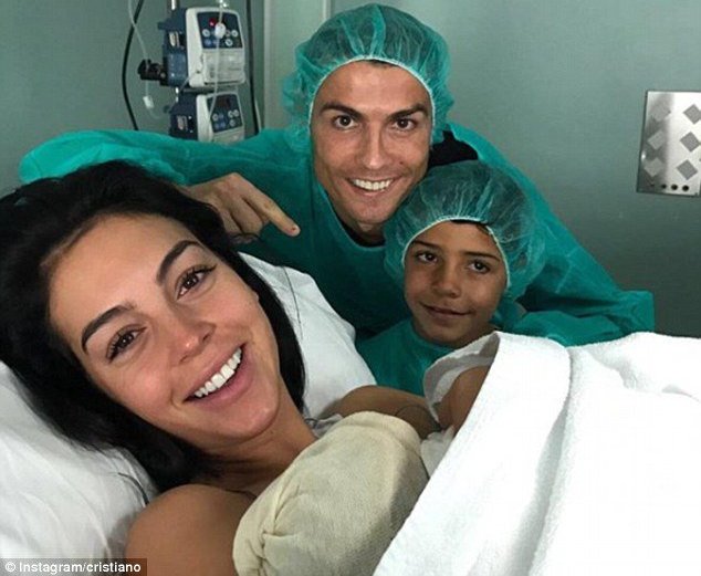 Ronaldu qız atası oldu - FOTO