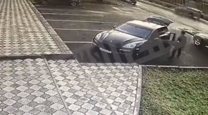 Azərbaycan vətəndaşının cəsədi olan “Porsche”ni atıb qaçdılar - Video