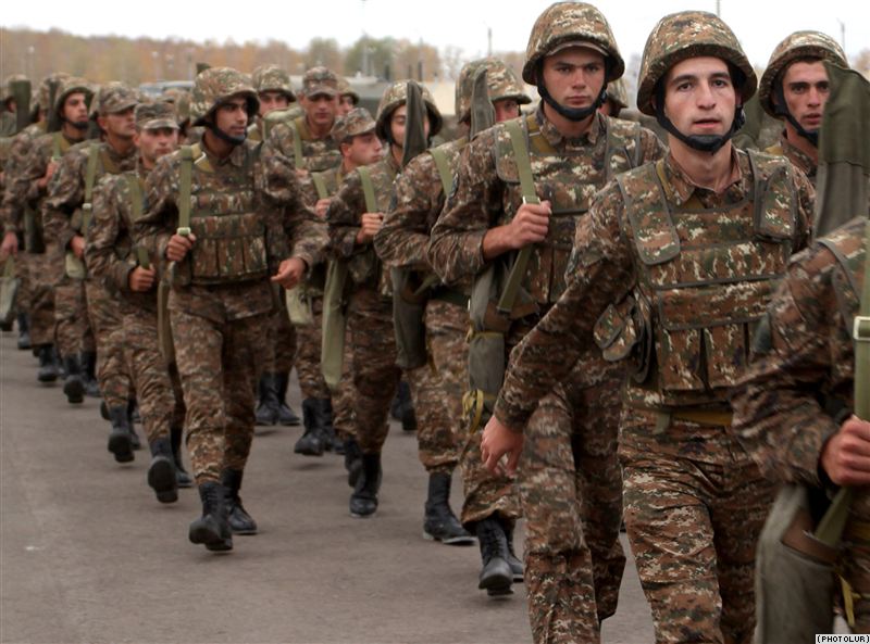 Erməni boksçu hərbi hissədə əsgərləri döyür