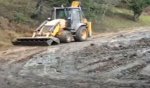 Astarada torpaq sürüşməsi yolları qismən bağladı